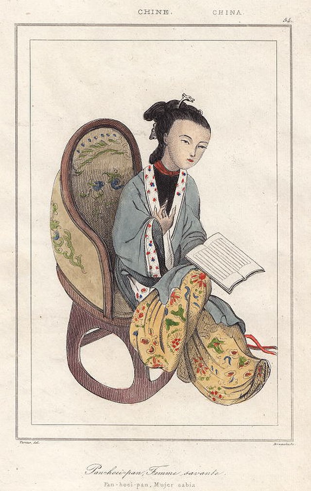 Ilustração de Ban Zhao sentada à uma cadeira de balanço segurando um manuscrito.