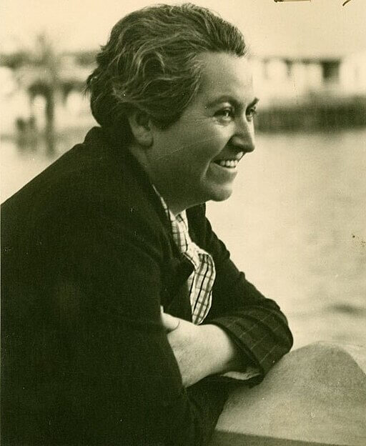 Foto de Gabriela Mistral sorrindo em 1938.