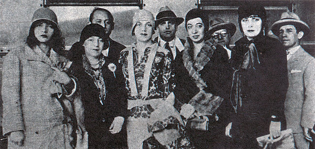 Fotografia tirada na Exposição de Tarsila no Rio de Janeiro, 1929. Da esquerda para a direita: Pagu, Anita Malfatti, Tarsila do Amaral, Elsie Houston, Benjamin Péret e Eugênia Moreyra.