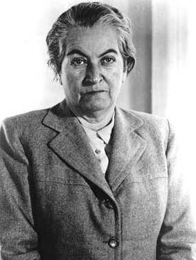 Foto de Gabriela Mistral, em preto e branco.