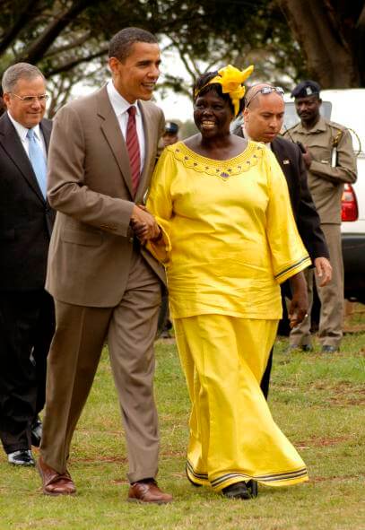 Wangari Maathai e Obama caminham juntos.