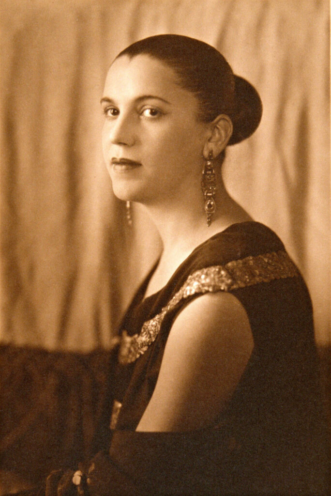 Foto de Tarsila do Amaral, perfil em tons de sépia. 