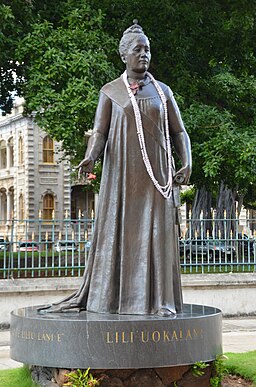 Foto de estátua em homenagem à Rainha Liliʻuokalani..