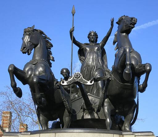 Foto do monumento que retrata Boudica e suas filhas e está posicionado no final da Ponte de Westminster, como se ela estivesse invadindo as Casas do Parlamento.