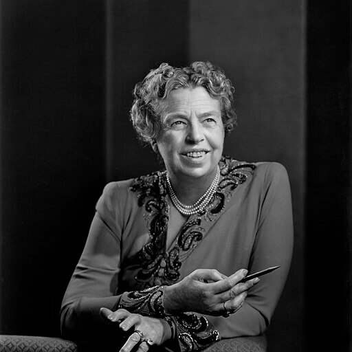 Anna Eleanor Roosevelt, retrato de cabeça e ombros, ligeiramente voltada para a direita. Fotografia tirada por Yousuf Karsh na Casa Branca, 31 de outubro de 1944.