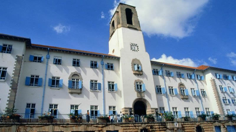 Fotografia da Torre da Universidade de Makerere, Kampala, Uganda.